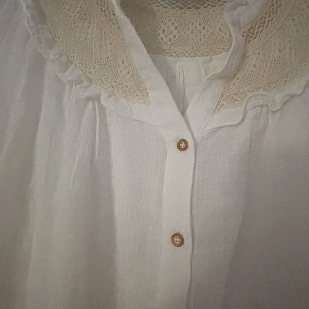 Like NEW Democracy White and Cream Lace Blouse Size Large - Picture 2 of 9